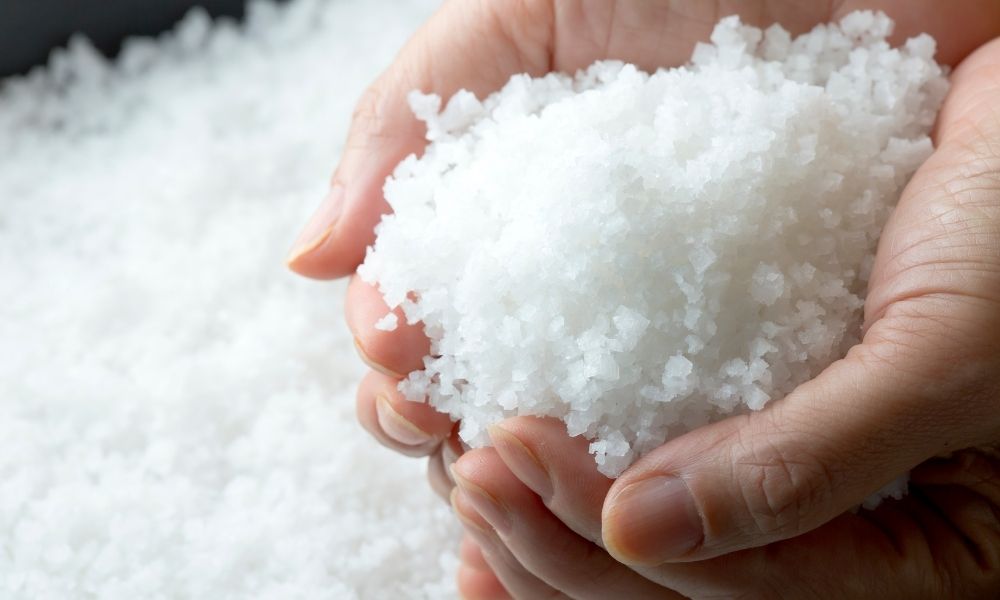 rắc muối khi về nhà mới