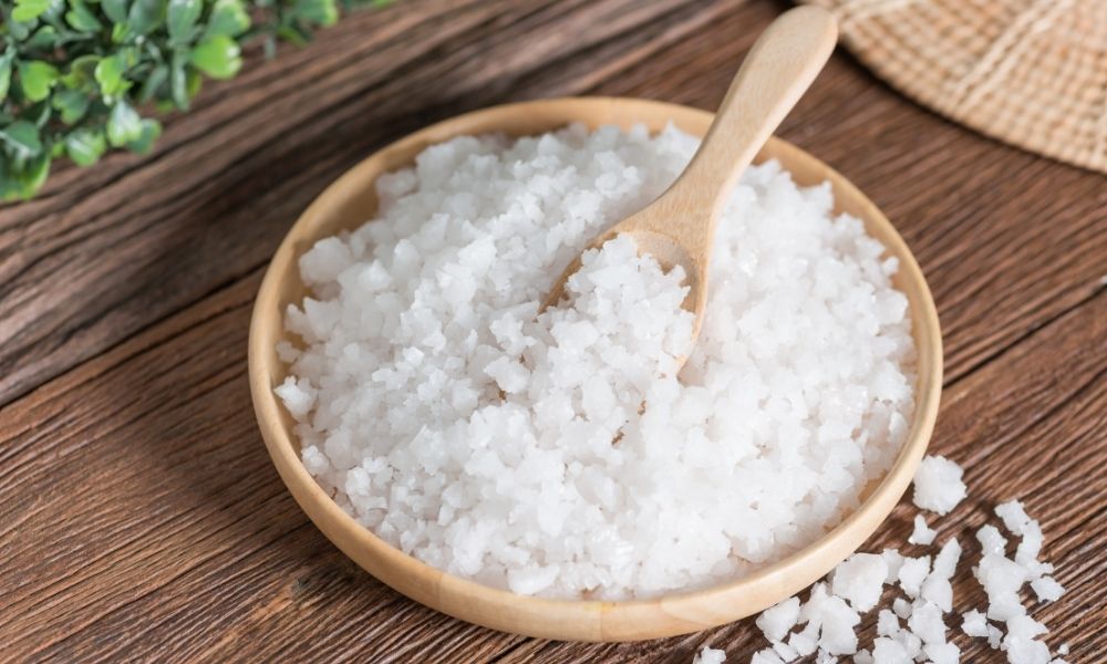 rắc muối khi về nhà mới