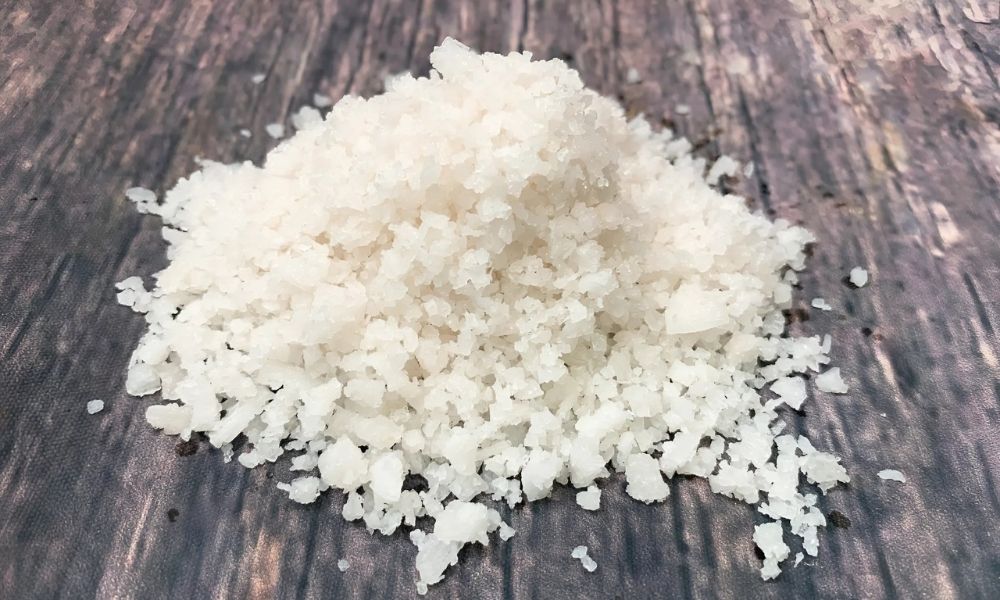 rắc muối khi về nhà mới