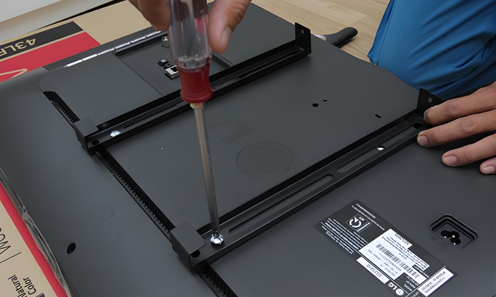 tháo lắp tivi khi chuyển nhà